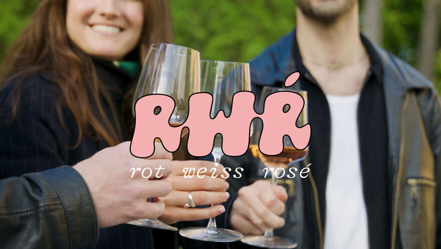 Junge Menschen beim Weingenuss, im Vordergrund das Logo von rot weiss rosé (RWR)